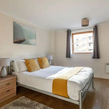 1 Bedroom Flat With Free Parking Лондон Екстериор снимка
