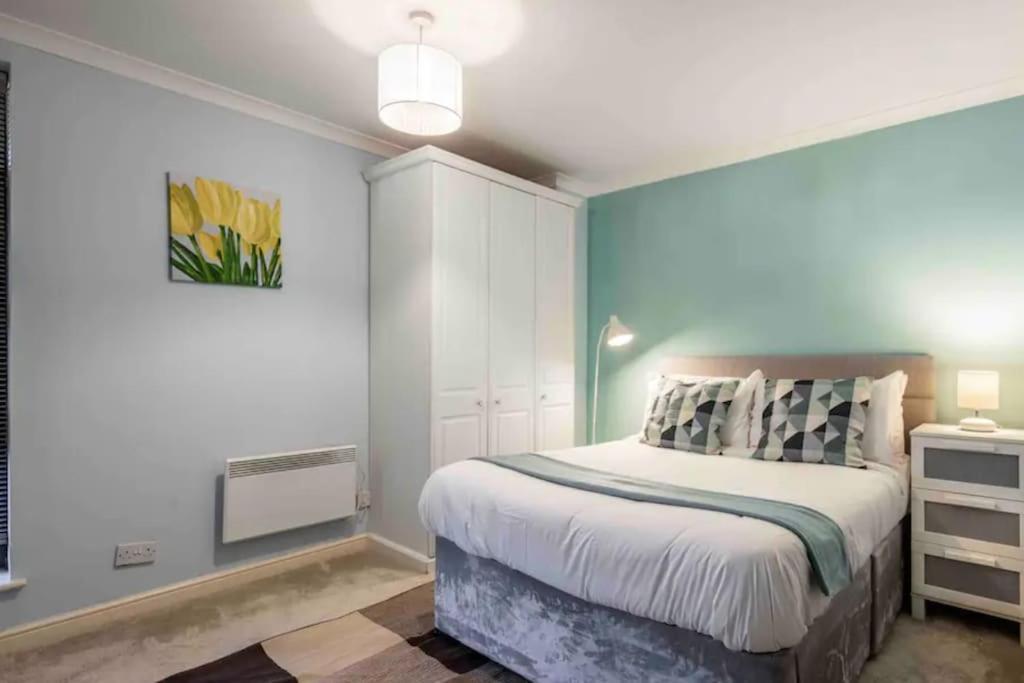 1 Bedroom Flat With Free Parking Лондон Екстериор снимка