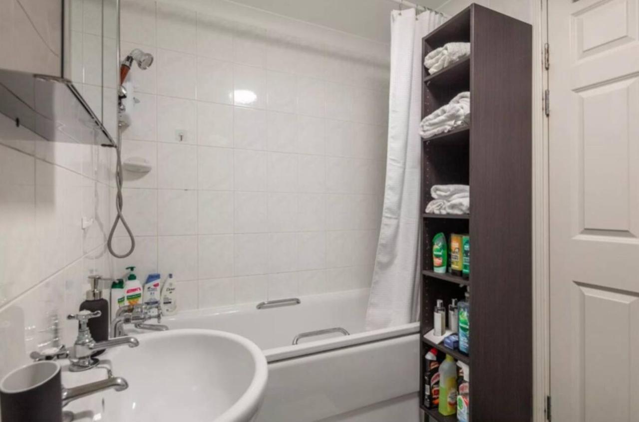 1 Bedroom Flat With Free Parking Лондон Екстериор снимка