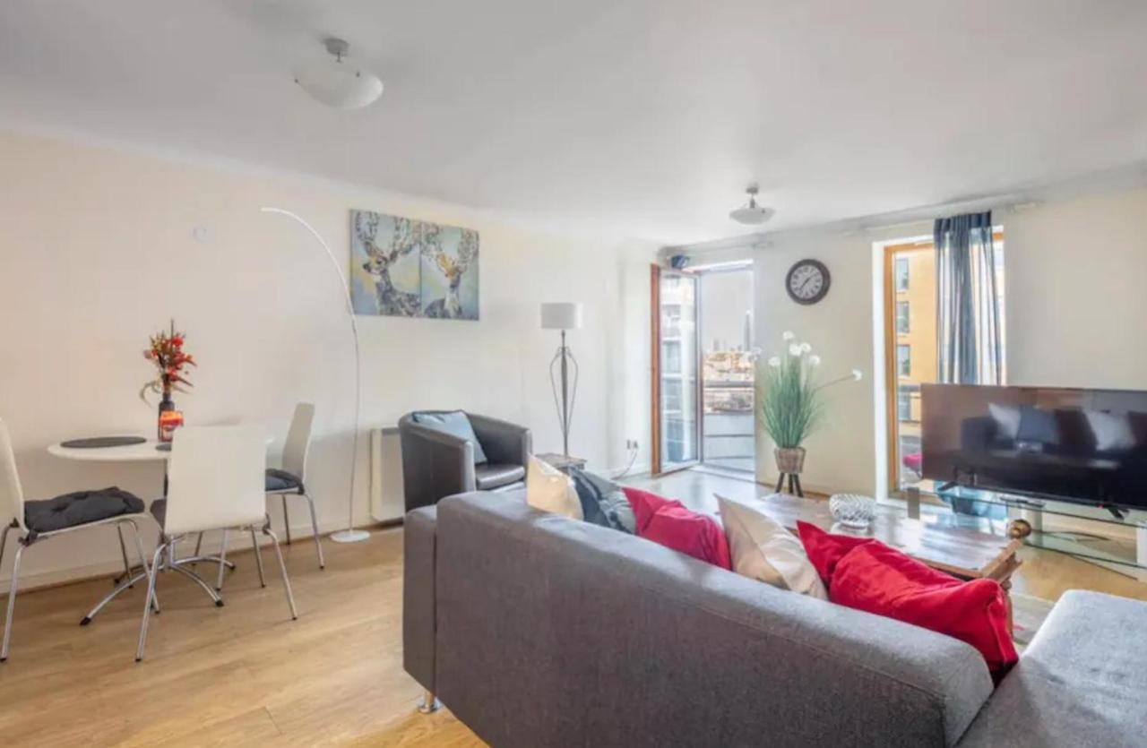 1 Bedroom Flat With Free Parking Лондон Екстериор снимка