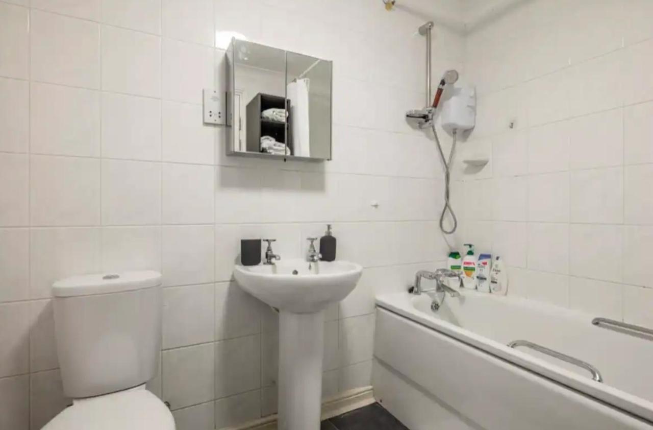 1 Bedroom Flat With Free Parking Лондон Екстериор снимка