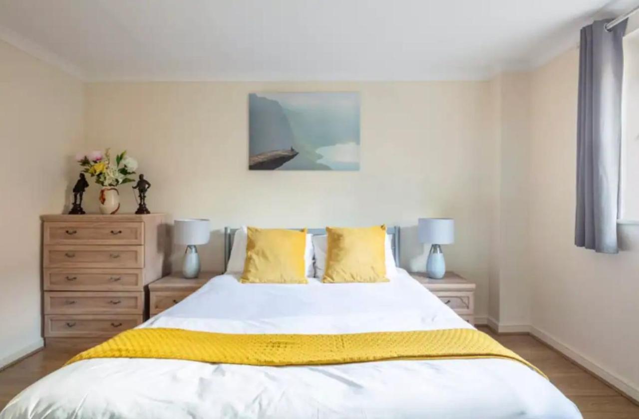 1 Bedroom Flat With Free Parking Лондон Екстериор снимка