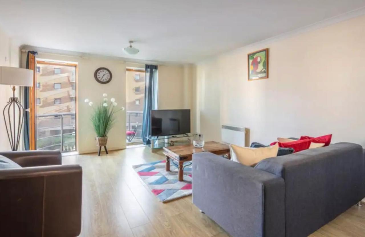 1 Bedroom Flat With Free Parking Лондон Екстериор снимка