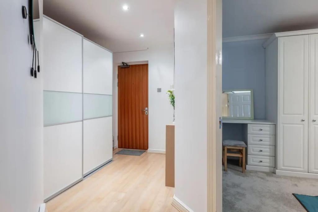 1 Bedroom Flat With Free Parking Лондон Екстериор снимка