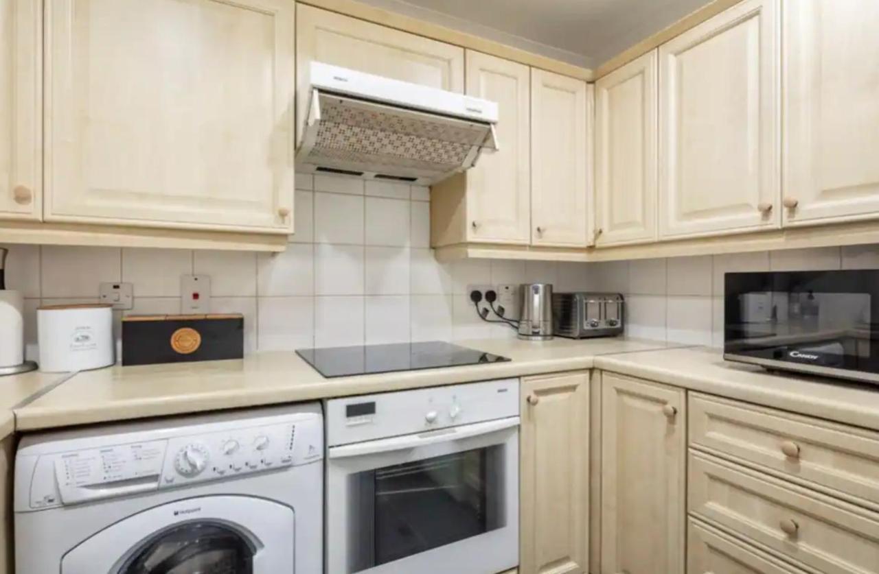 1 Bedroom Flat With Free Parking Лондон Екстериор снимка
