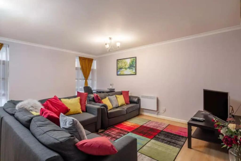 1 Bedroom Flat With Free Parking Лондон Екстериор снимка
