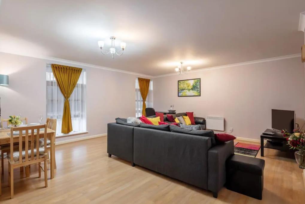 1 Bedroom Flat With Free Parking Лондон Екстериор снимка