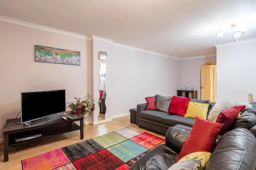 1 Bedroom Flat With Free Parking Лондон Екстериор снимка